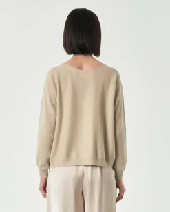 Maglia color oro in misto viscosa con inserti in lurex e scollo a barchetta