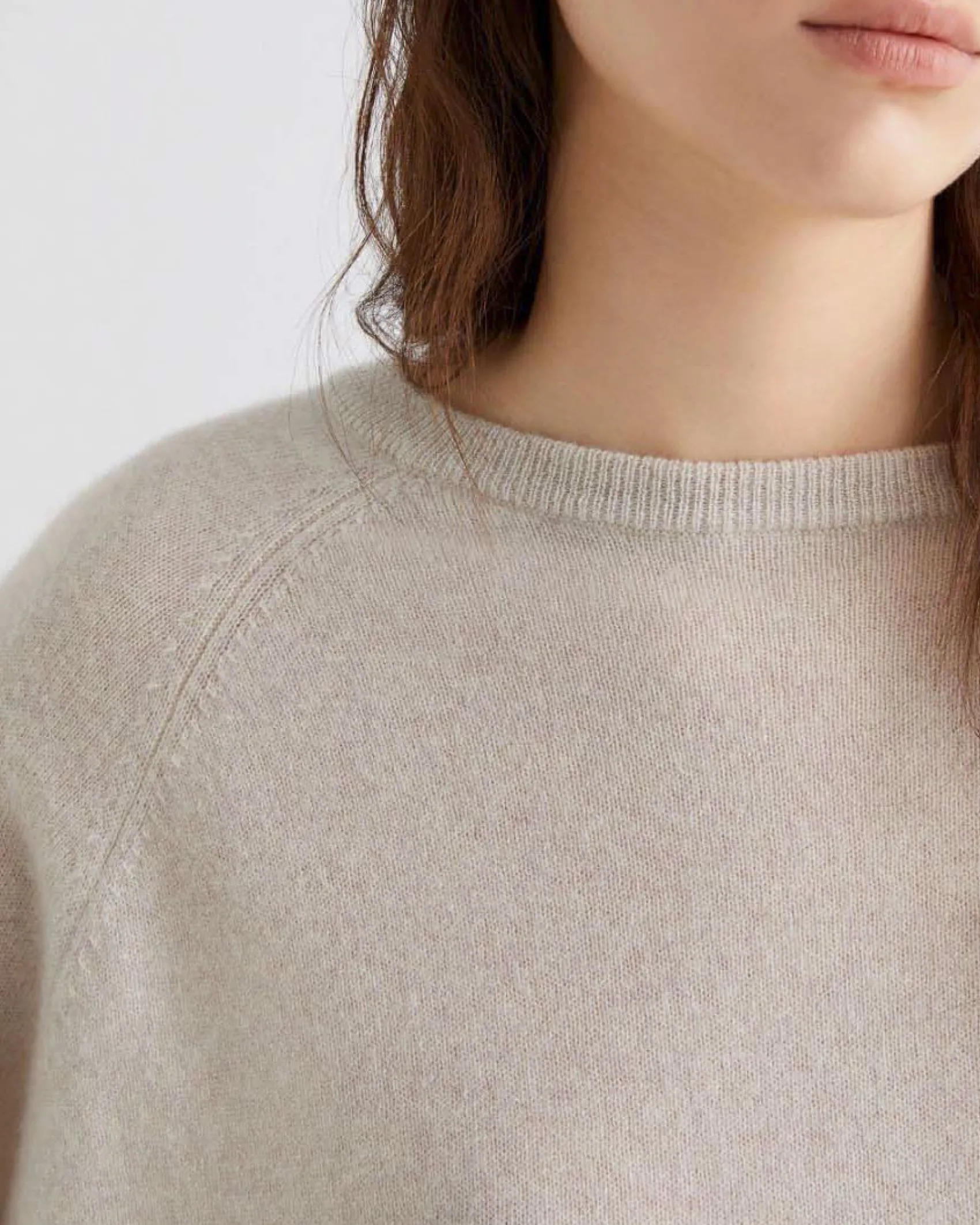 Maglia color sabbia Marella in puro cashmere con scollo tondo e maniche raglan
