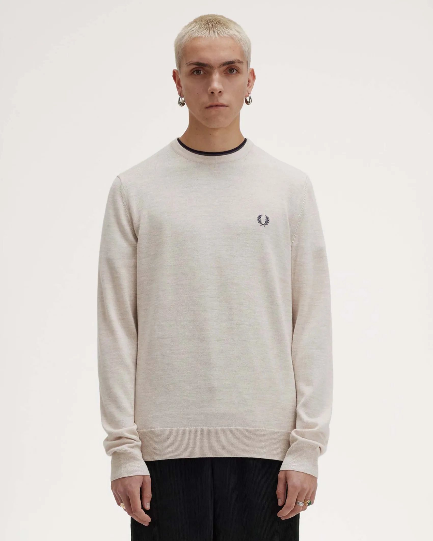 Maglia Fred Perry color panna girocollo in misto lana merino e cotone con logo blu