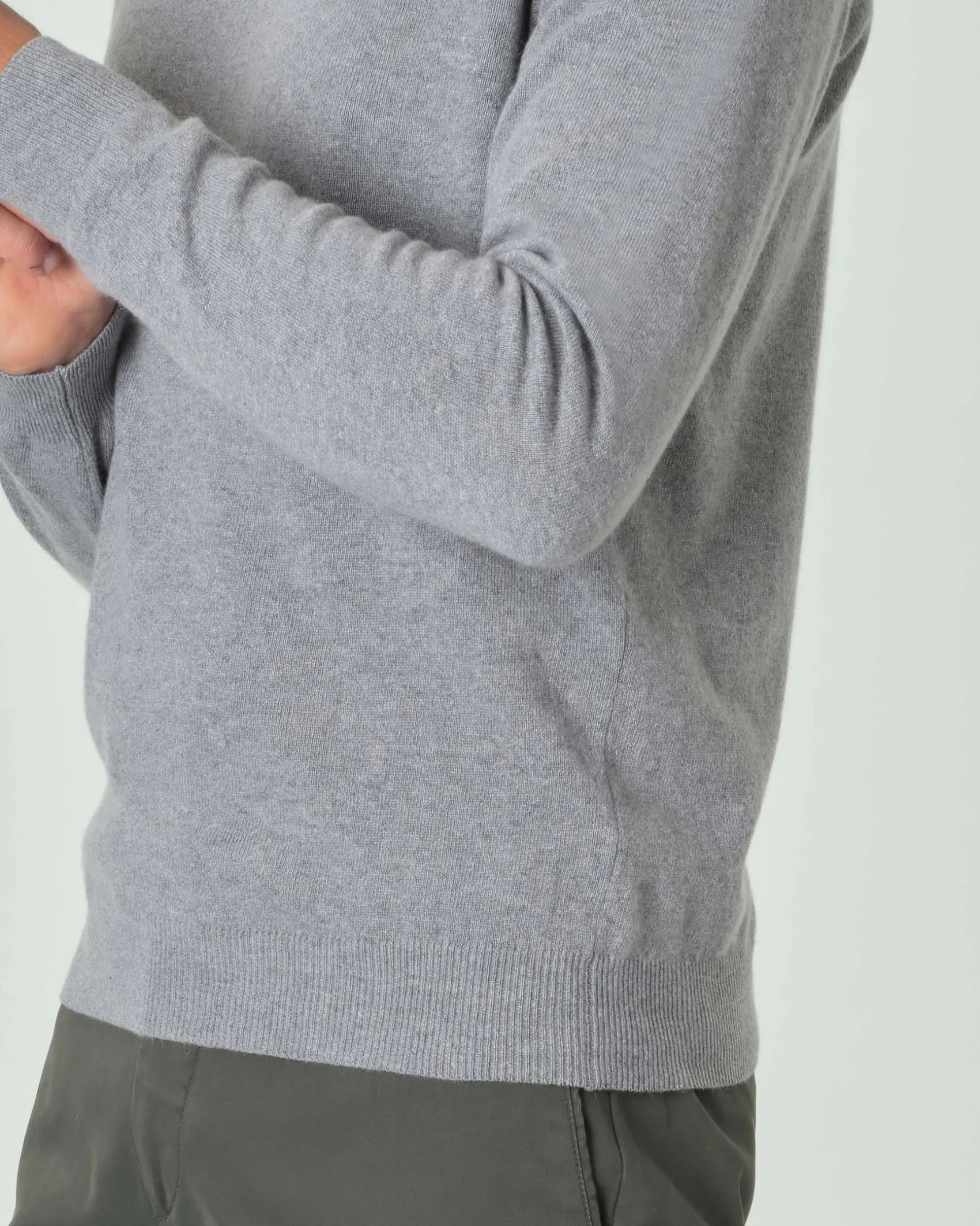 Maglia girocollo Ashki.i grigia in misto lana e cachemire
