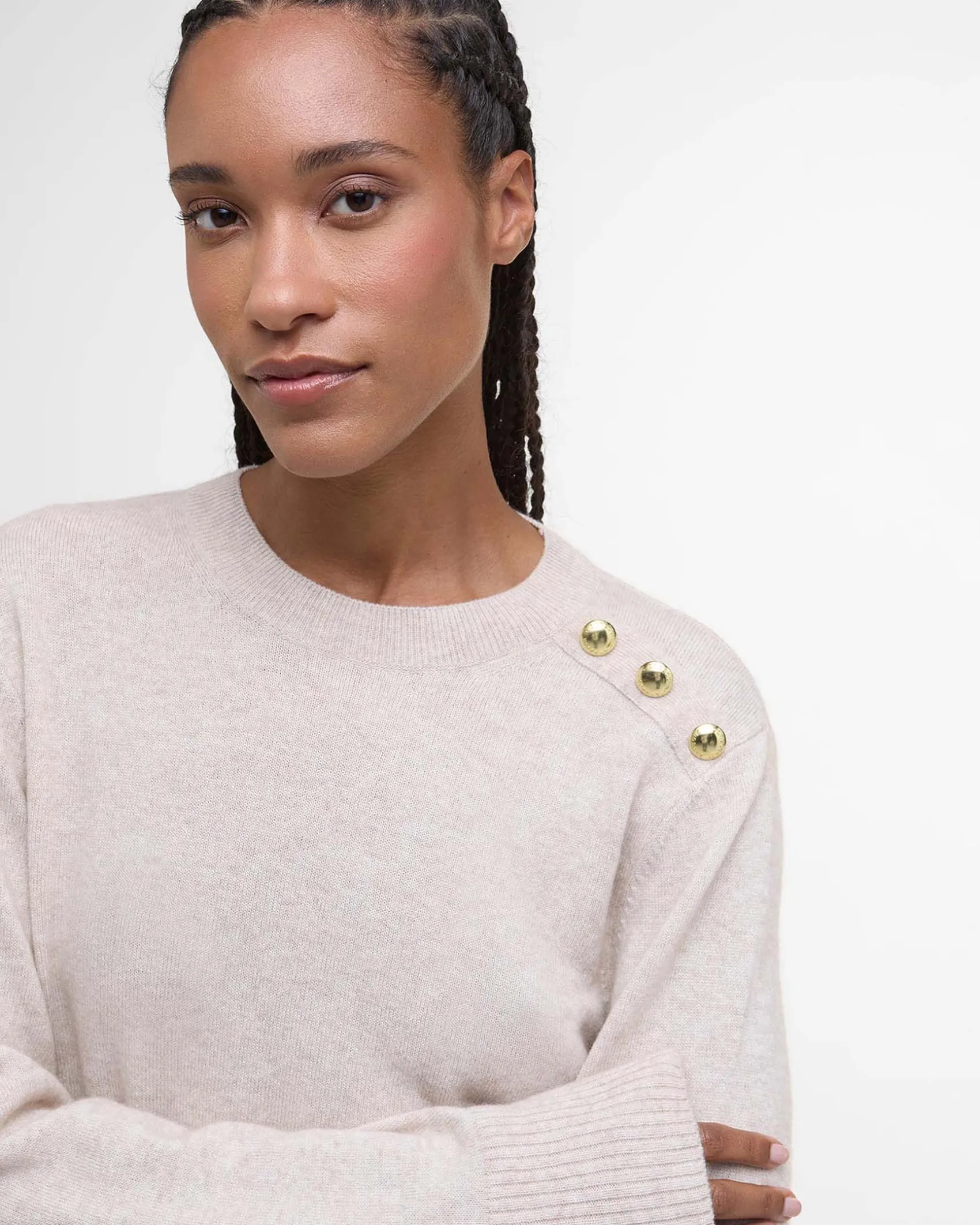 Maglia girocollo beige Barbour Eleanor in lana e cotone con bottoni a specchio dorati sulla spalla