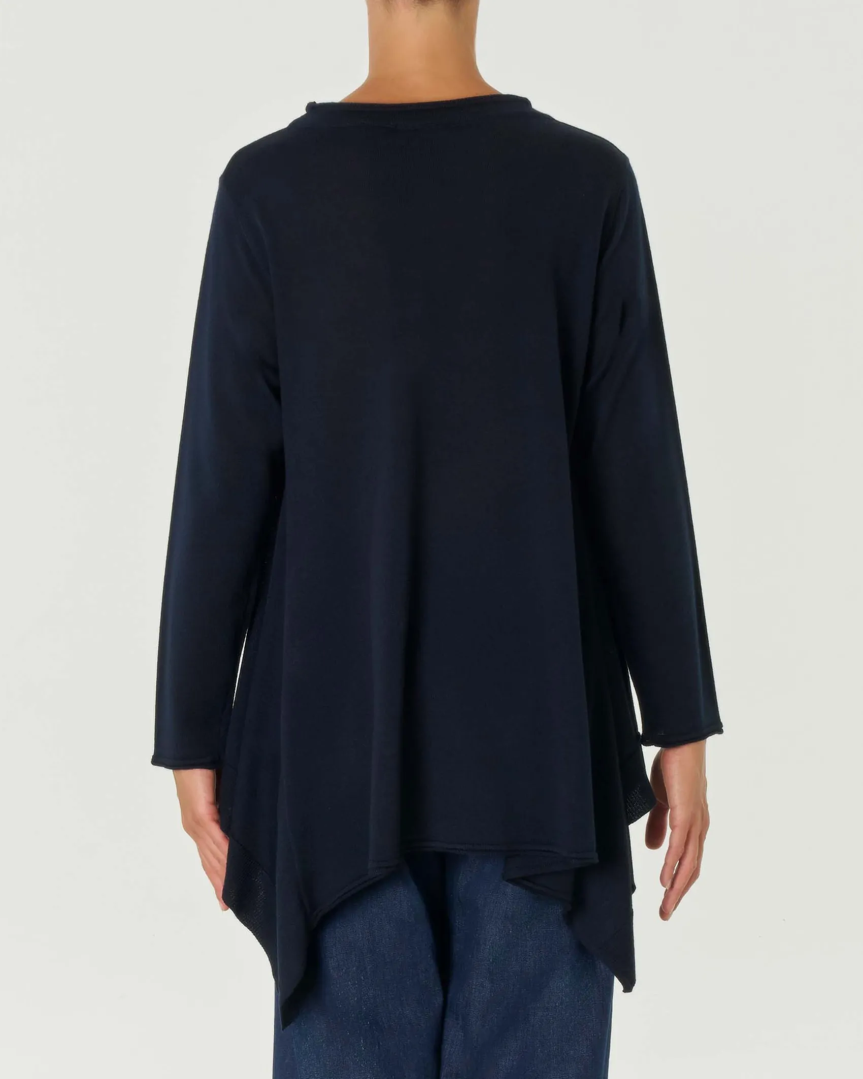 Maglia girocollo blu ampia in lana merino con fondo più lungo a punte sul retro