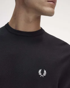 Maglia girocollo Fred Perry nera in misto lana merino e cotone con logo bianco