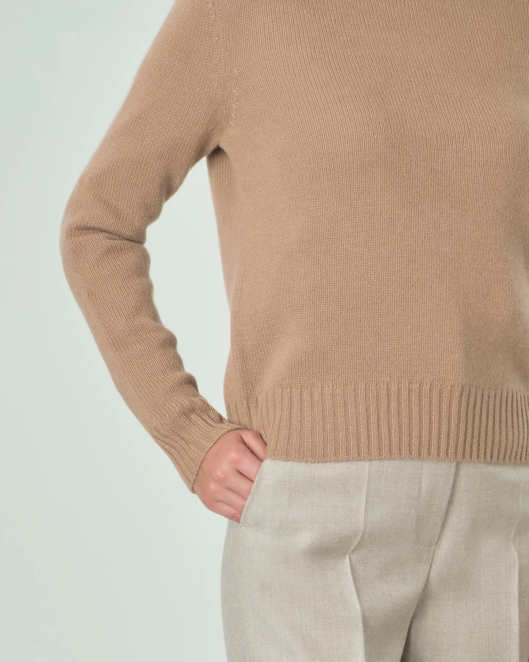 Maglia girocollo in puro cashmere color cammello