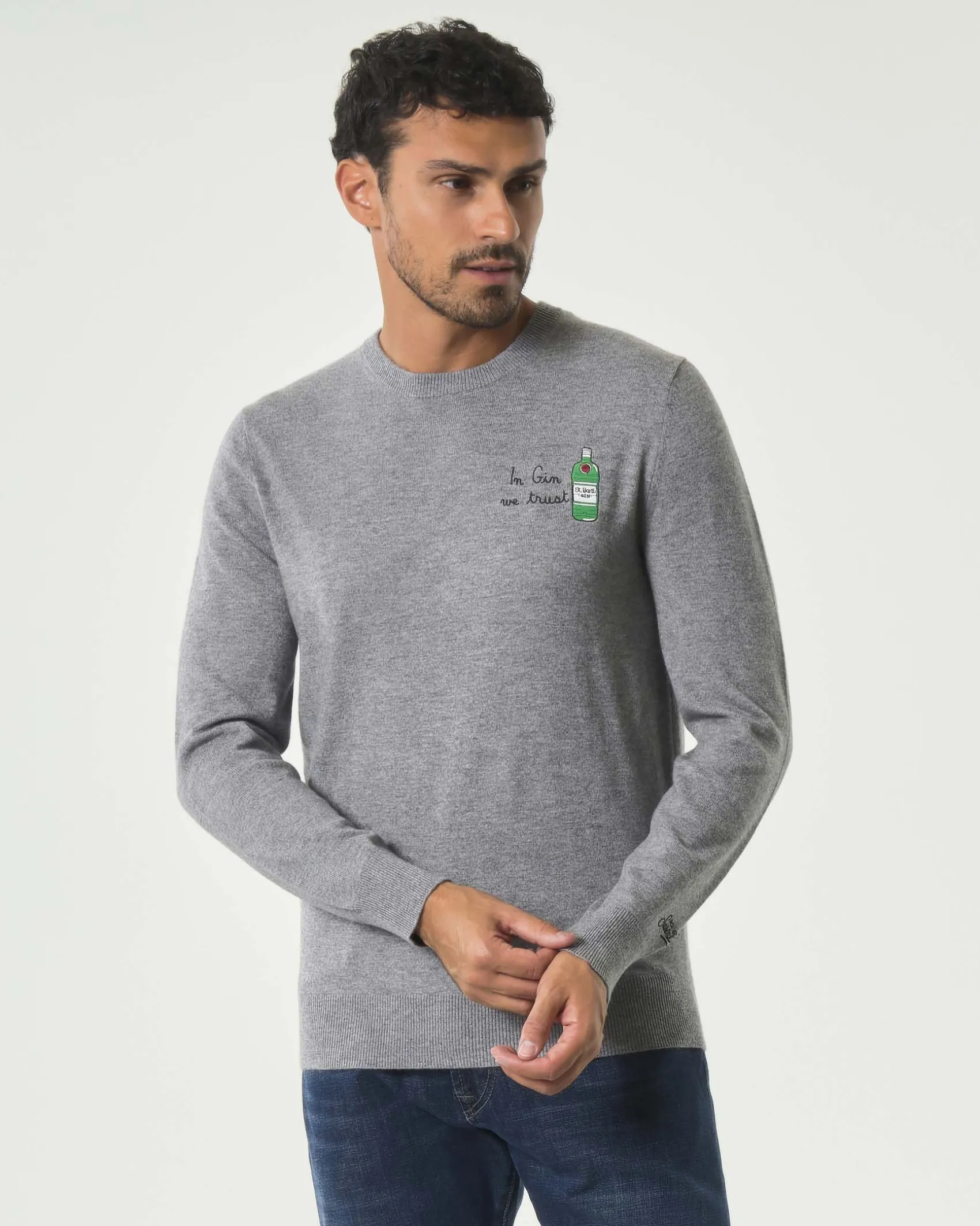 Maglia girocollo MC2 Saint Barth grigia in lana e cashmere con ricamo In Gin We Trust sul petto