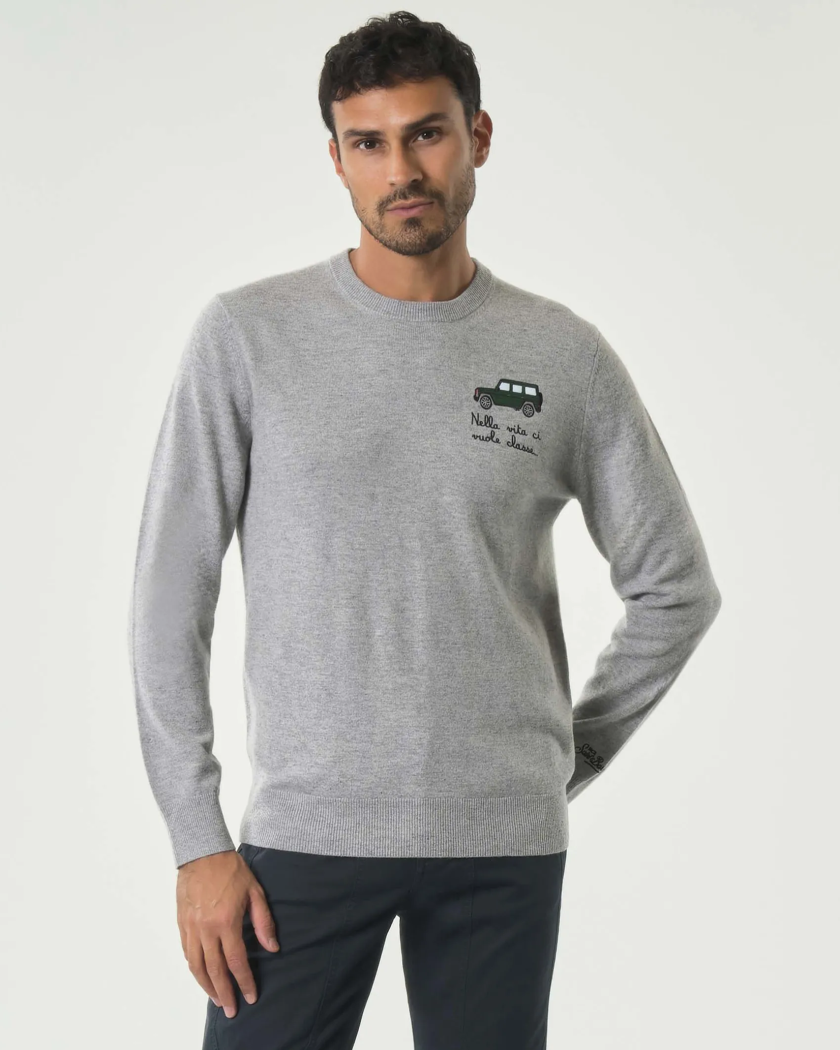 Maglia girocollo MC2 Saint Barth grigia in lana e cashmere con ricamo Nella Vita Ci Vuole Classe sul petto