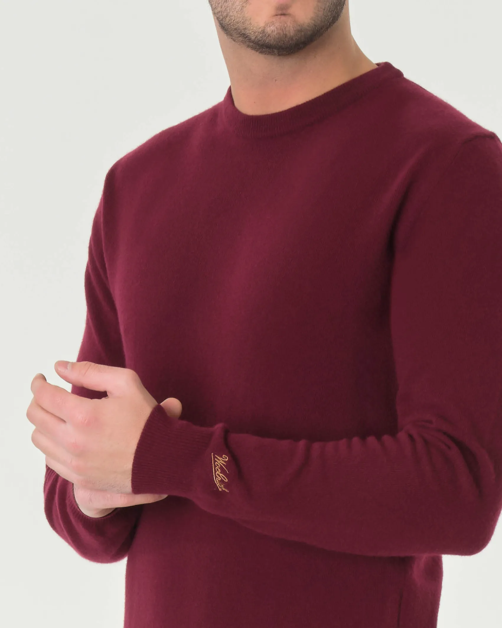 Maglia girocollo Woolrich bordeaux in lambswool di pura lana con logo ricamato sul polso