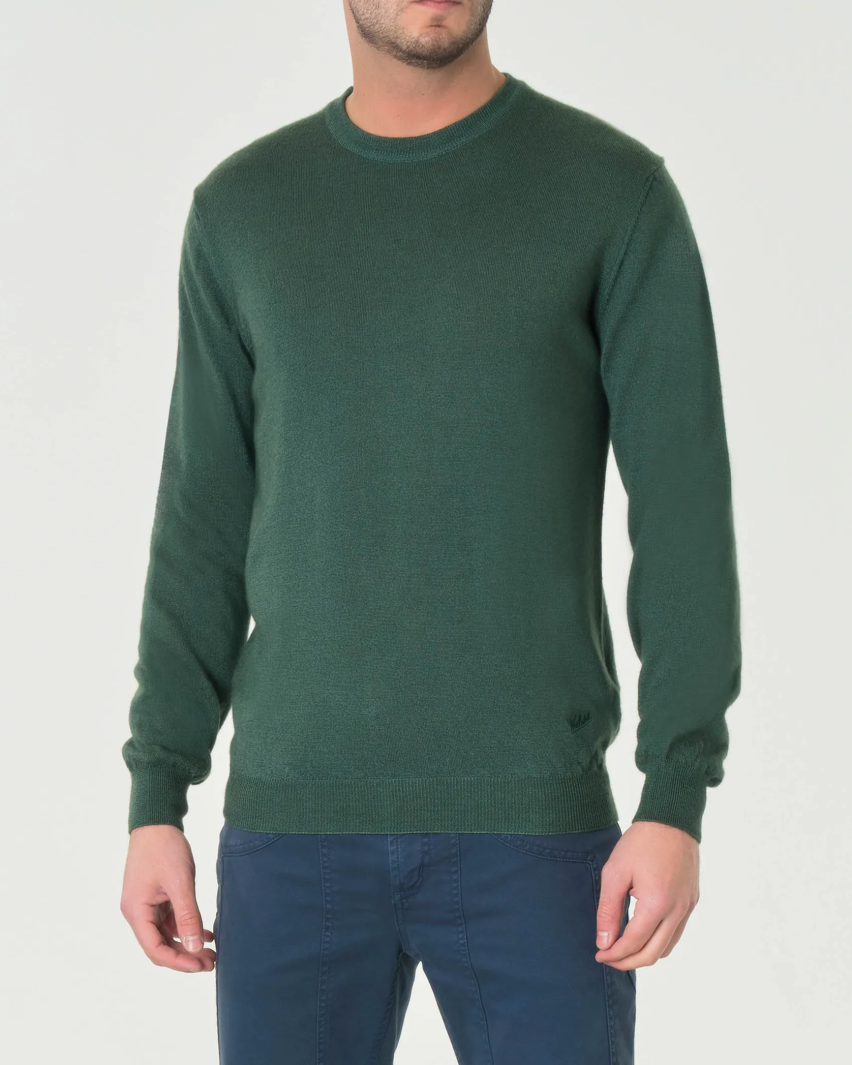Maglia girocollo Woolrich verde pino in pura lana merino con logo ricamato in tono sul fondo