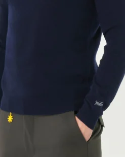 Maglia girocollo Woolrich blu navy in lambswool di pura lana con logo ricamato sul polso