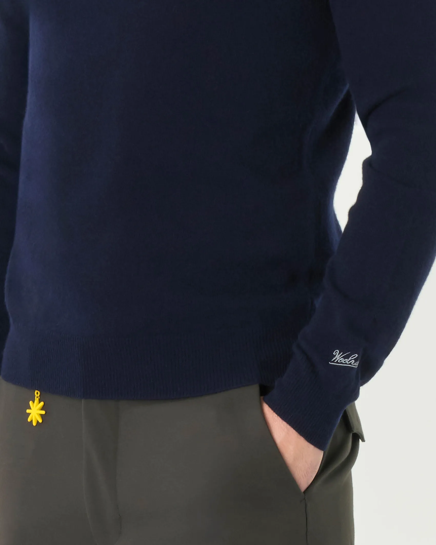 Maglia girocollo Woolrich blu navy in lambswool di pura lana con logo ricamato sul polso