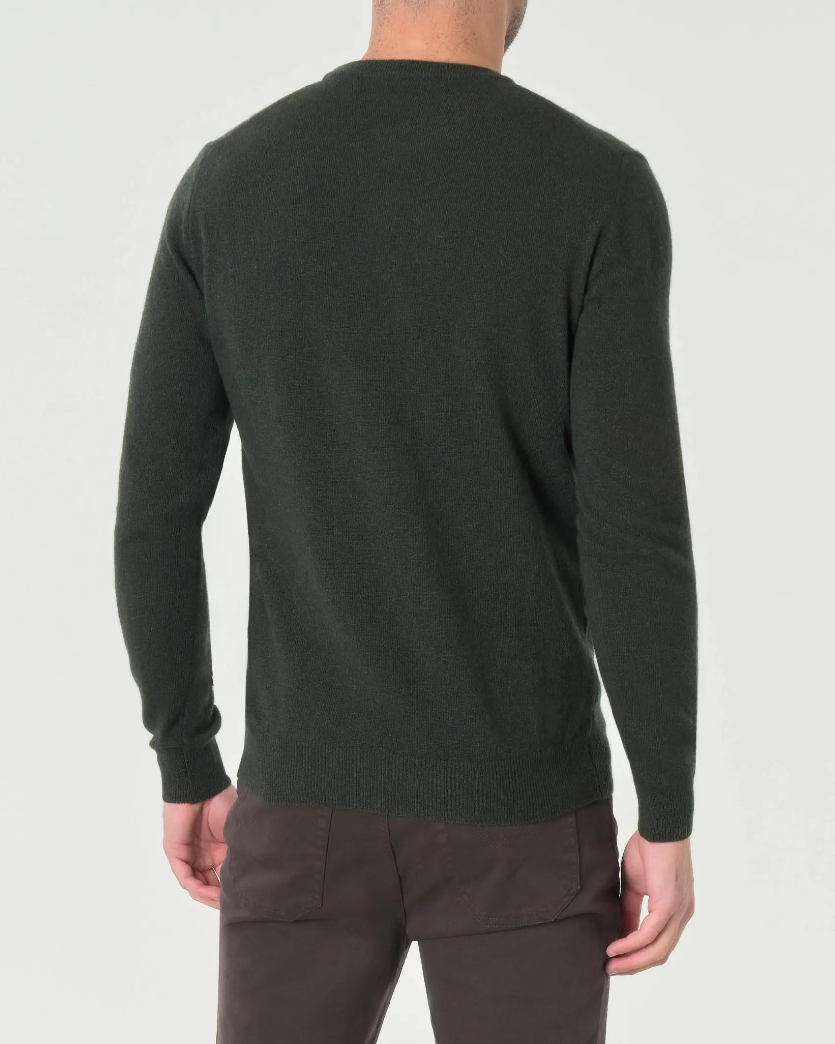 Maglia girocollo Woolrich verde militare in lambswool di pura lana con logo ricamato sul polso