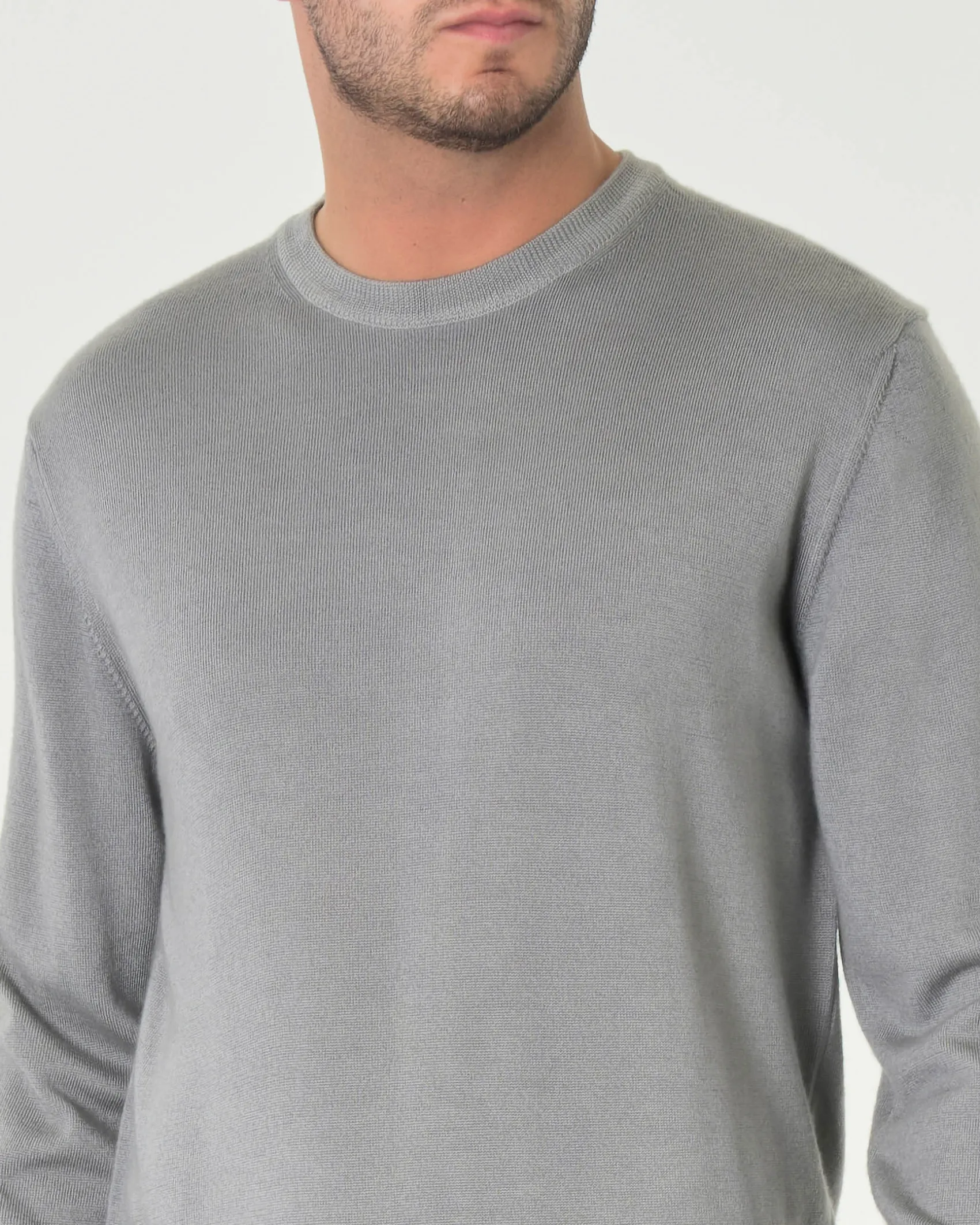 Maglia girocollo Woolrich grigio chiaro in pura lana merino con logo ricamato in tono sul fondo