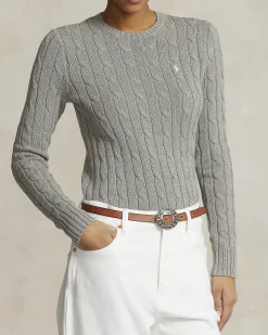 Maglia grigia lavorata a trecce in puro cotone con logo ricamato a contrasto sul petto