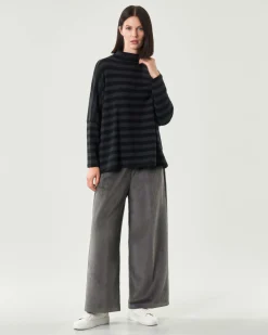 Maglia grigio antracite a righe nere Jurerê in misto cotone dalla linea boxy con colletto in piedi