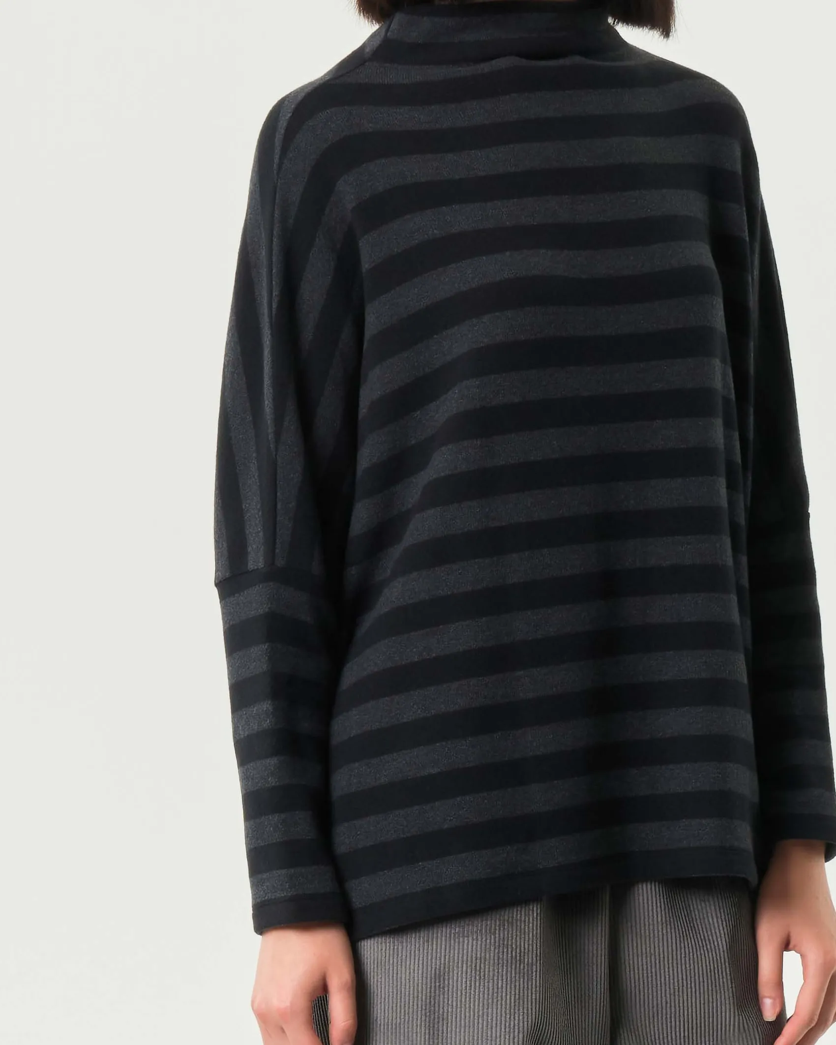 Maglia grigio antracite a righe nere Jurerê in misto cotone dalla linea boxy con colletto in piedi