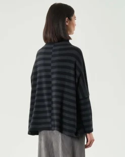 Maglia grigio antracite a righe nere Jurerê in misto cotone dalla linea boxy con colletto in piedi