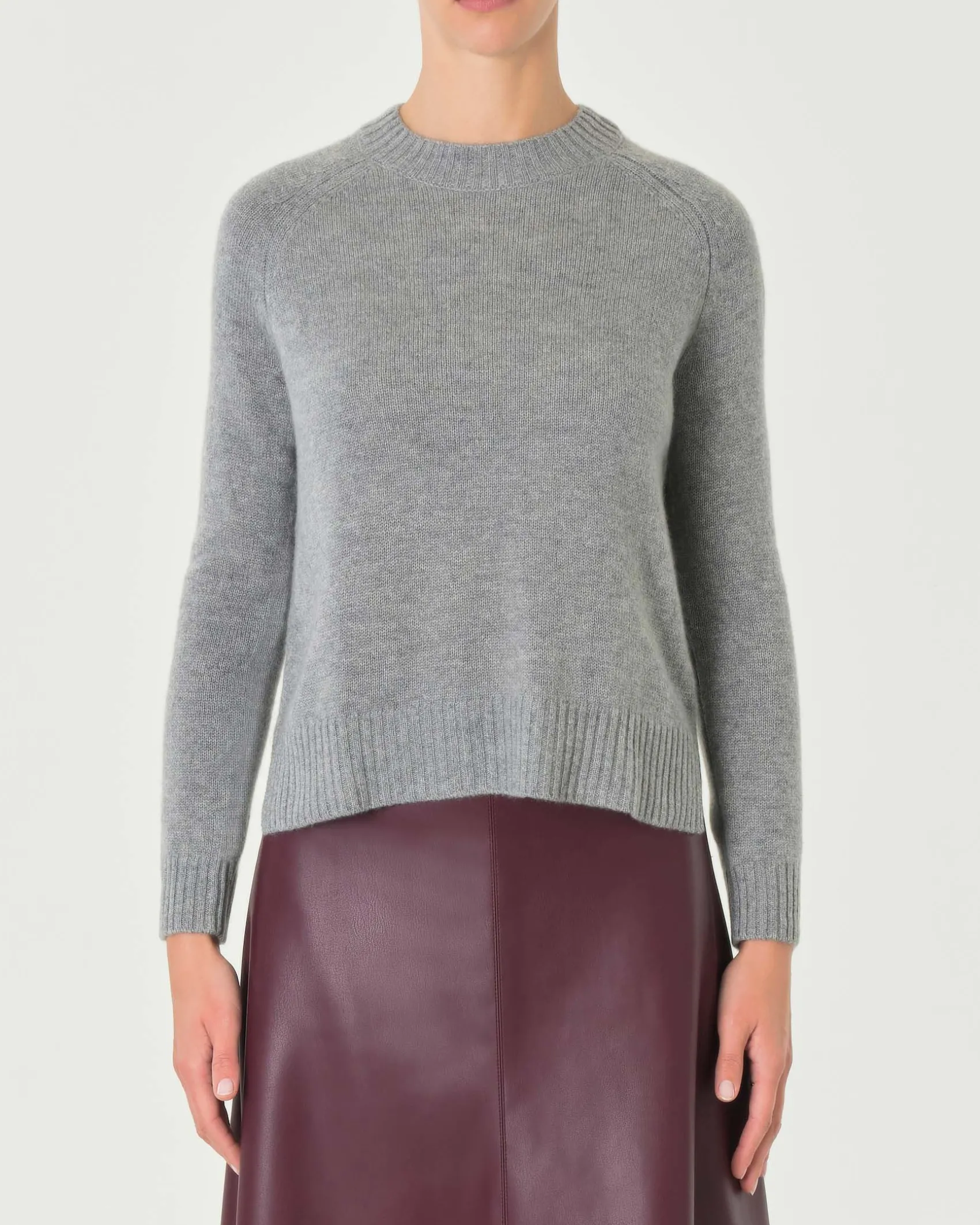 Maglia grigio melange in cashmere con scollo tondo e spacchetti laterali
