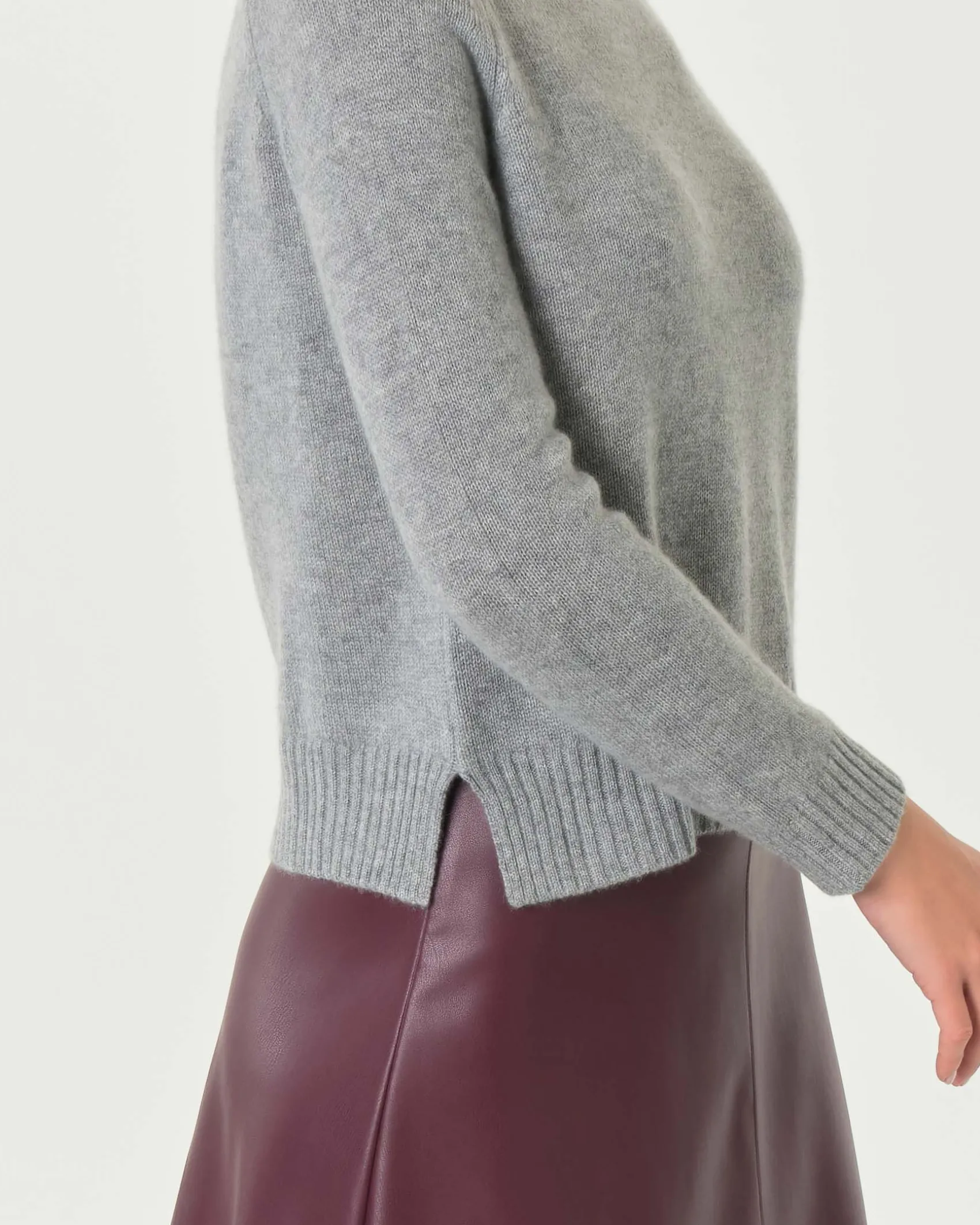 Maglia grigio melange in cashmere con scollo tondo e spacchetti laterali