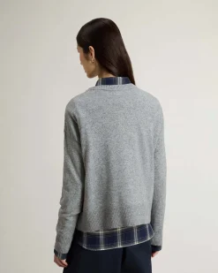 Maglia grigio melange Woolrich in lana e cashmere dalla linea boxy con scollo tondo