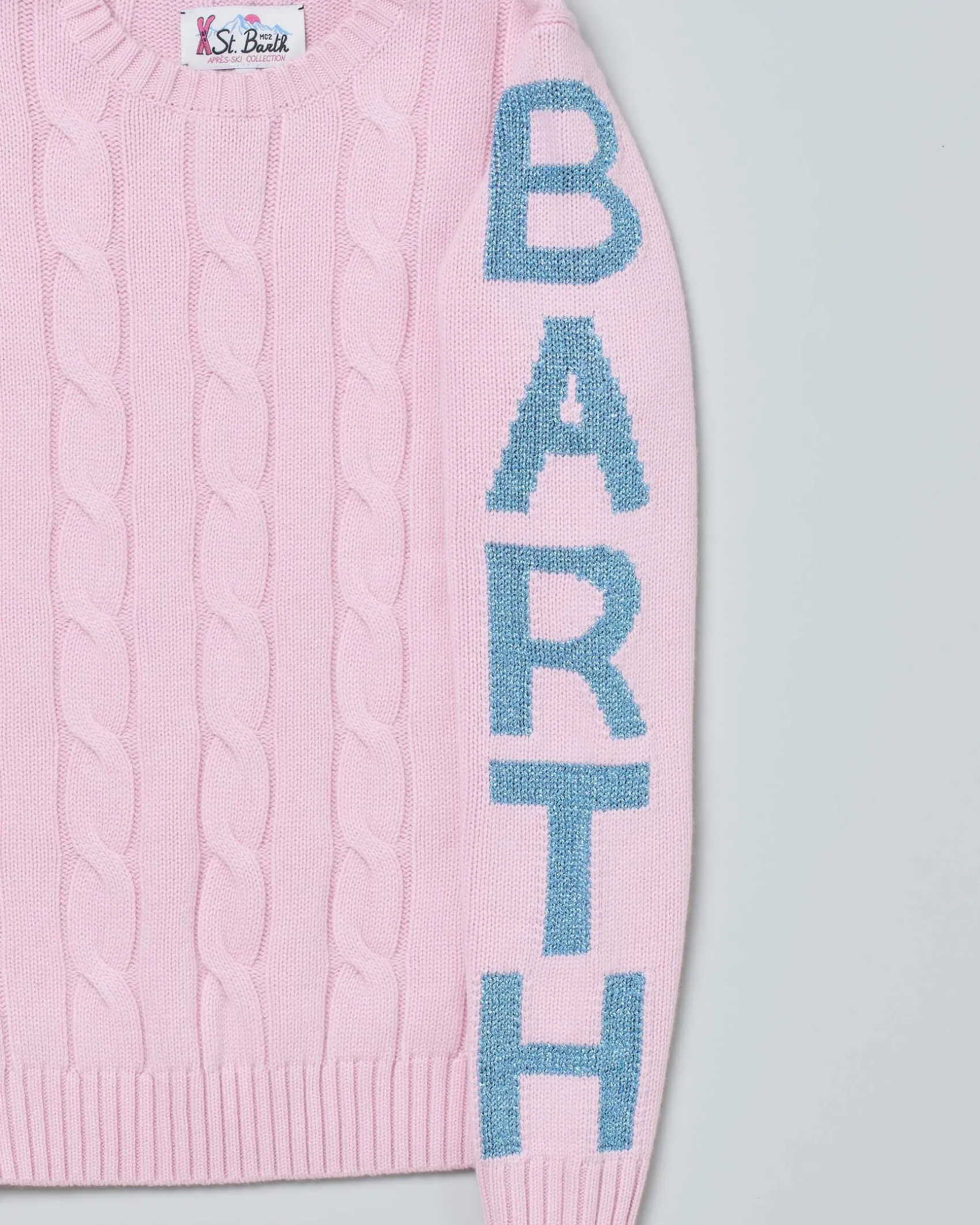 Maglia MC2 Saint Barth rosa in misto lana e cashmere a trecce con maxi scritta logo azzurra sulle maniche