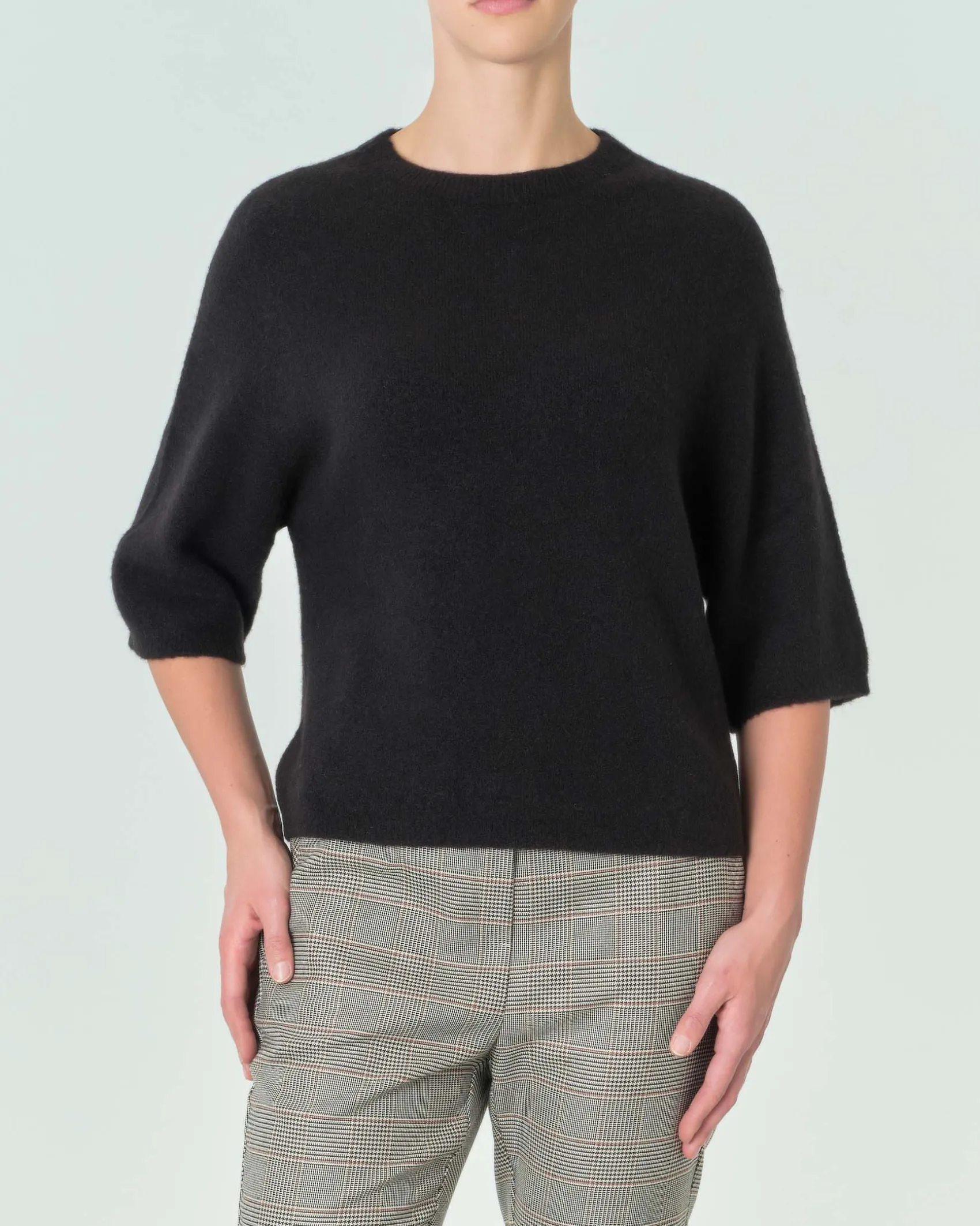 Maglia nera in misto alpaca con scollo tondo e maniche ampie a tre quarti