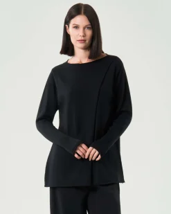 Maglia nera Jurerê in lana merino con piega trasversale sul davanti e polsi con guantino