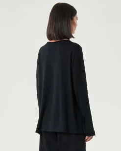 Maglia nera Jurerê in lana merino con piega trasversale sul davanti e polsi con guantino