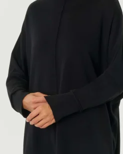 Maglia nera lunga con collo a cratere in lana merino con cucitura trasversale fronte e retro