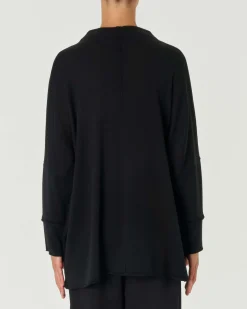 Maglia nera lunga con collo a cratere in lana merino con cucitura trasversale fronte e retro
