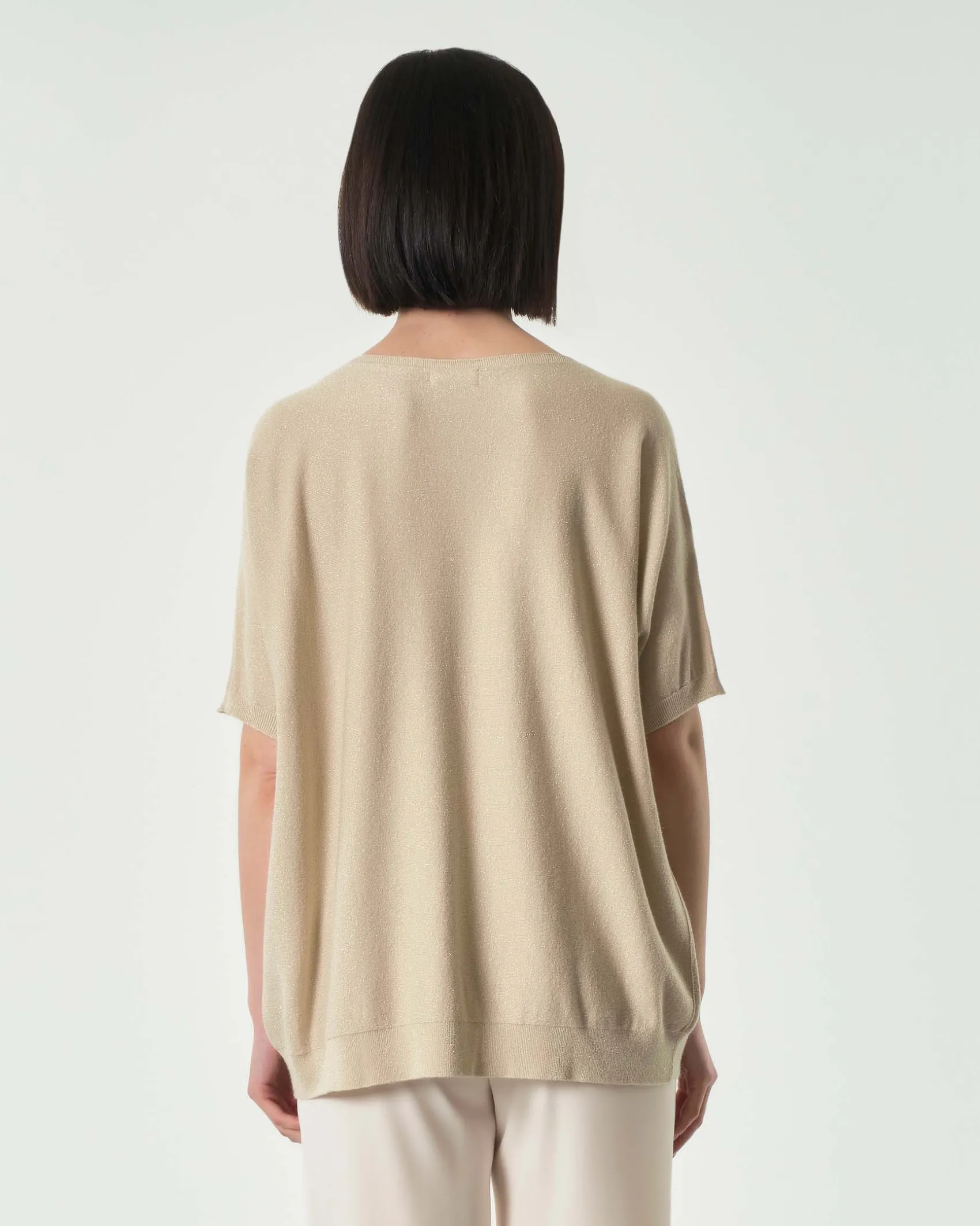 Maglia over color oro in misto viscosa con inserti in lurex e maniche al gomito
