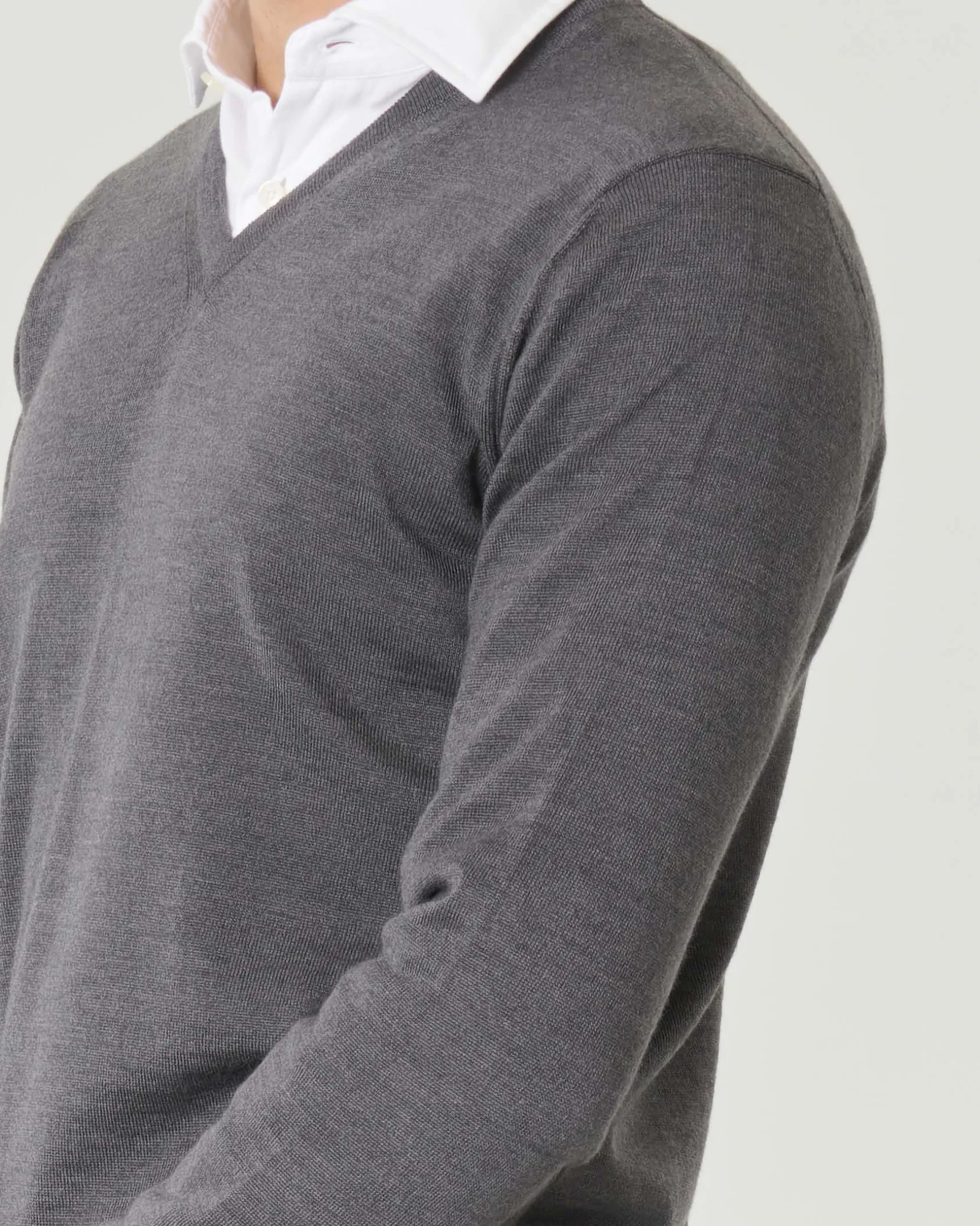 Maglia Pellizzari con scollo a V grigio medio in pura lana merino