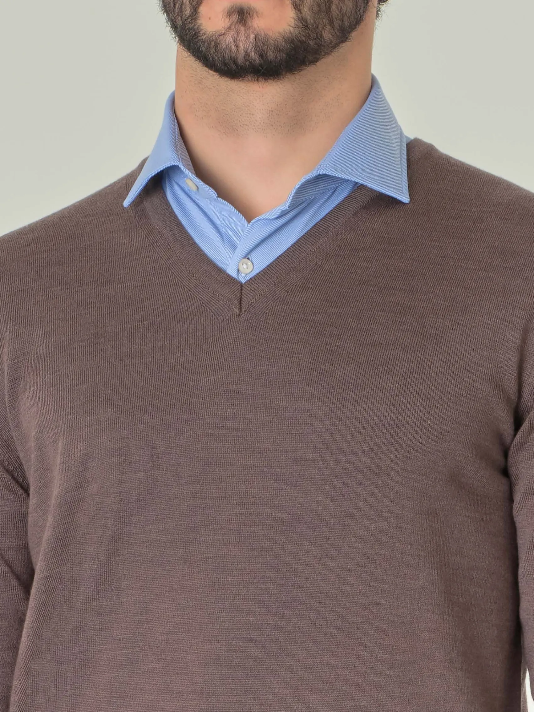 Maglia Pellizzari con scollo a V color noce in pura lana merino