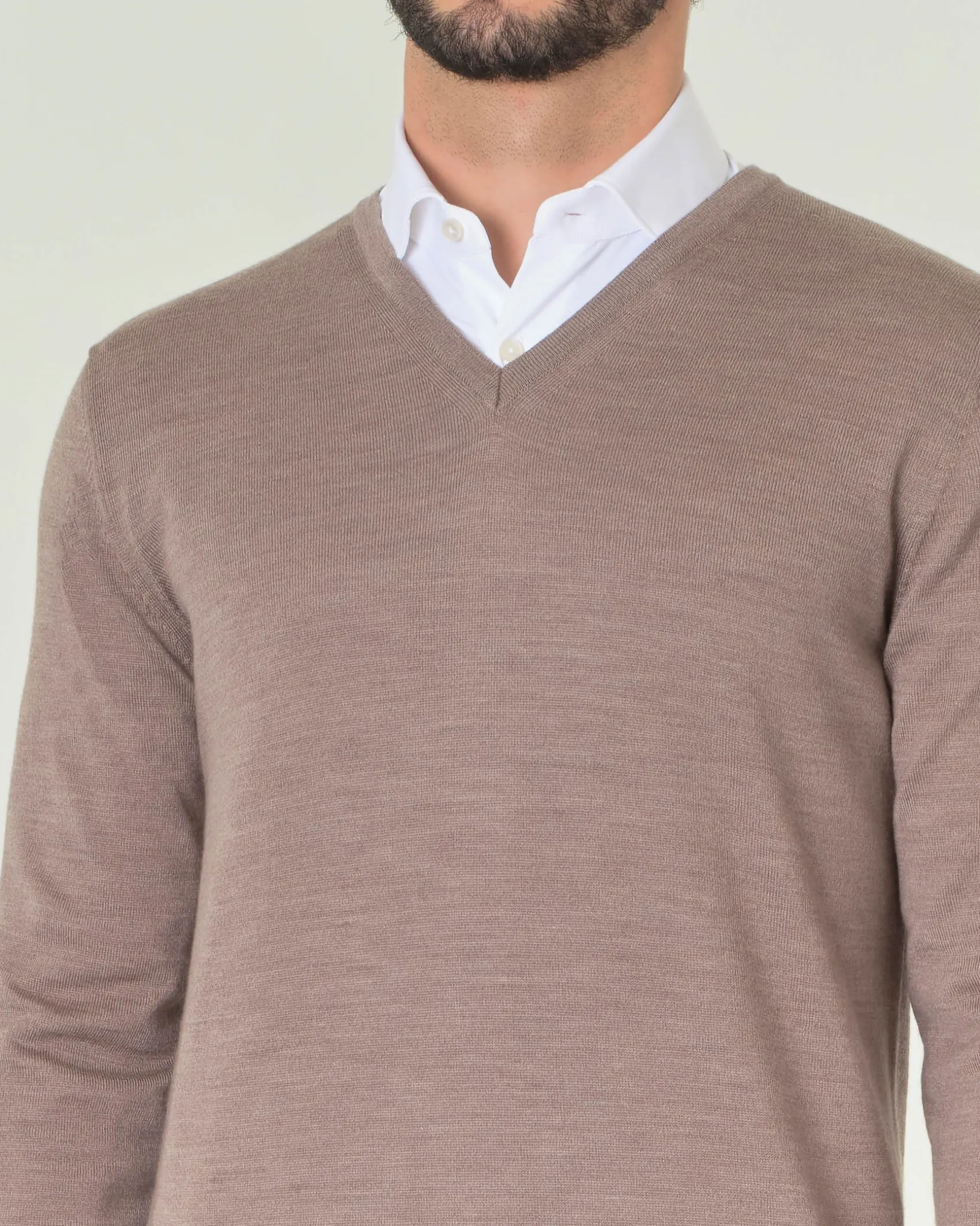 Maglia Pellizzari con scollo a V color tortora in pura lana merino