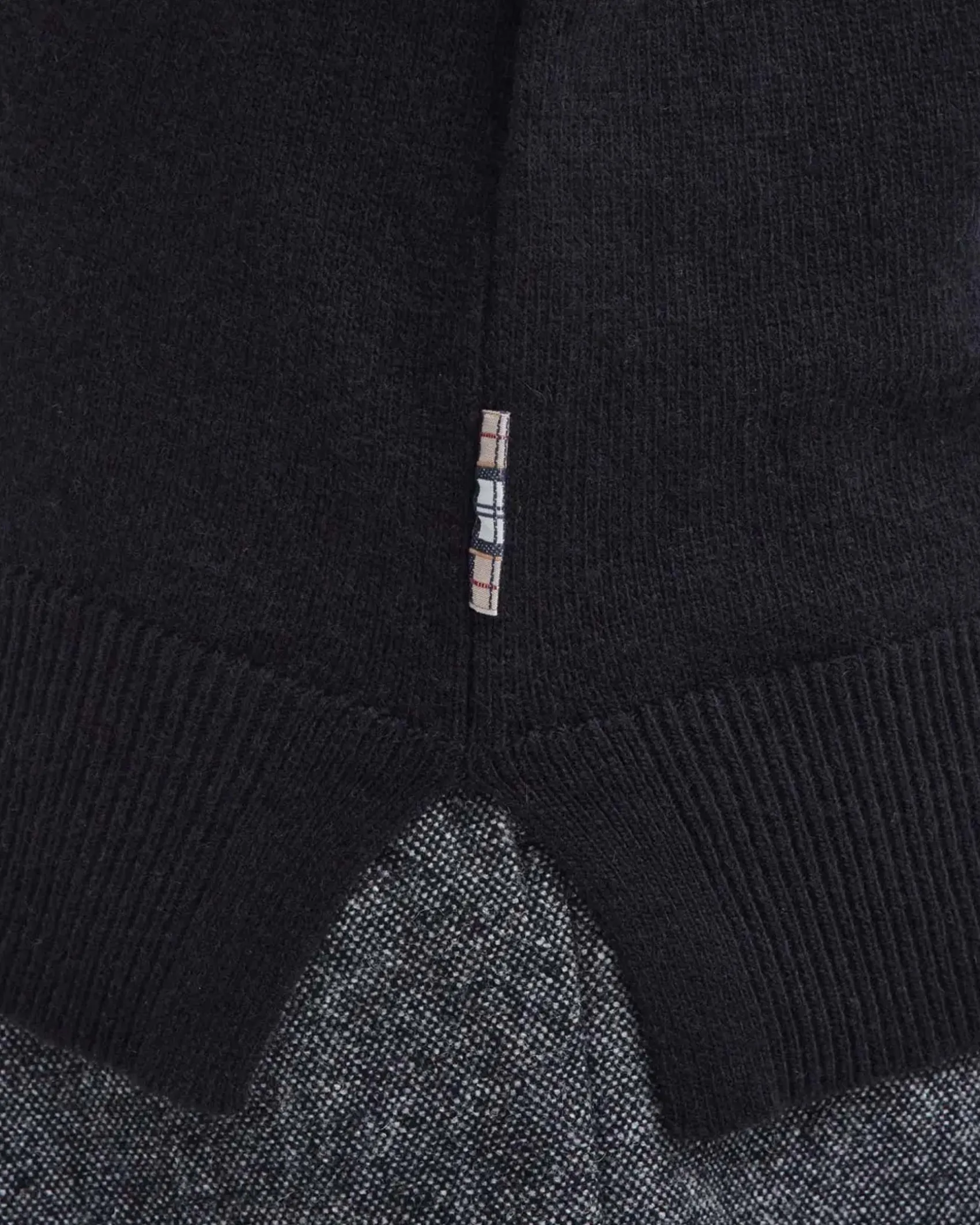 Maglia Pendle Roll Barbour nera a collo alto in lana e cotone con toppe sui gomiti a fantasia tartan a contrasto