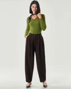 Maglia verde Hlo! in misto viscosa a coste piatte con scollo a V e bottoncini lungo i polsini