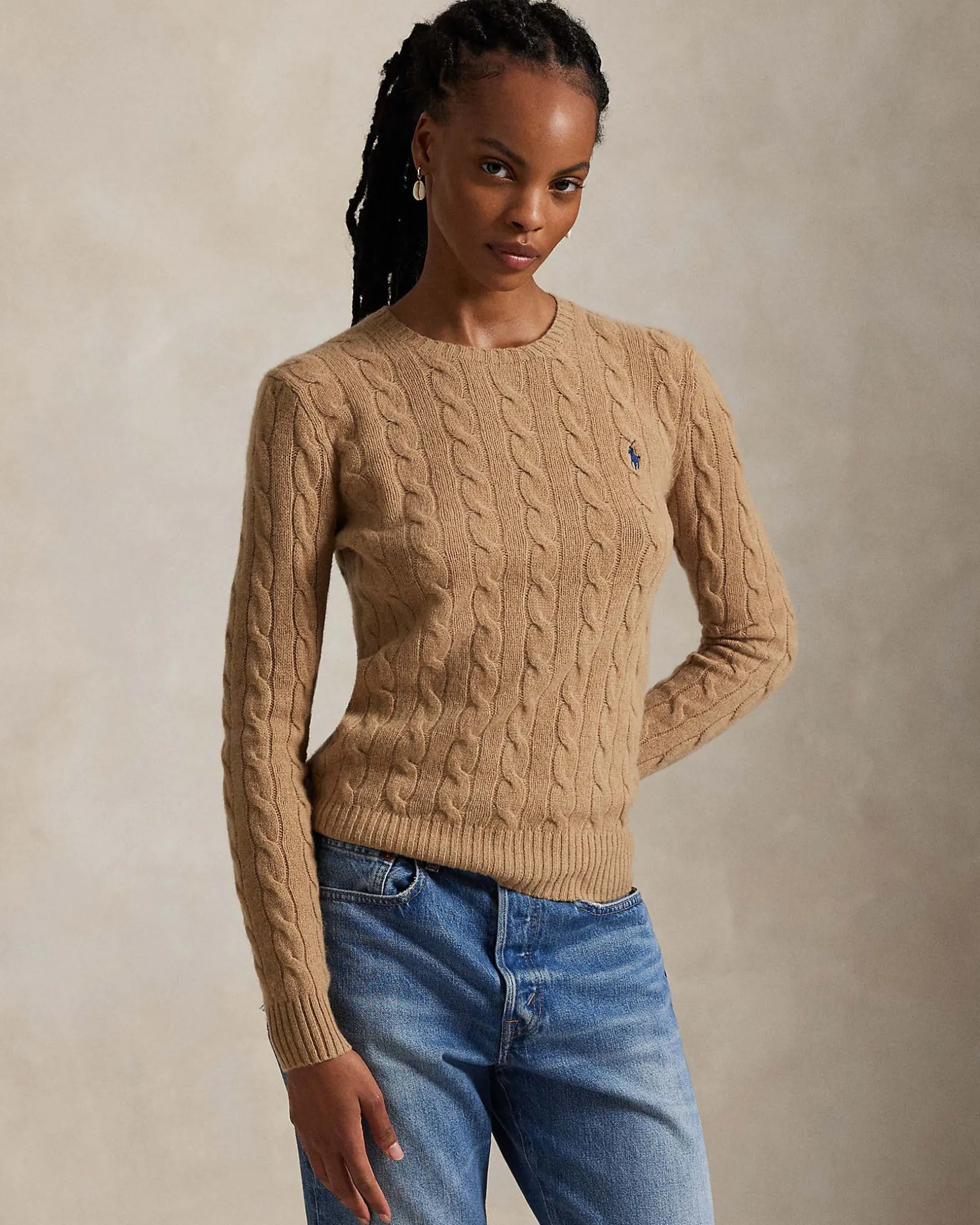 Maglioncino color cammello melange Polo Ralph Lauren in lana e cashmere a trecce con scollo a giro e logo ricamato sul petto