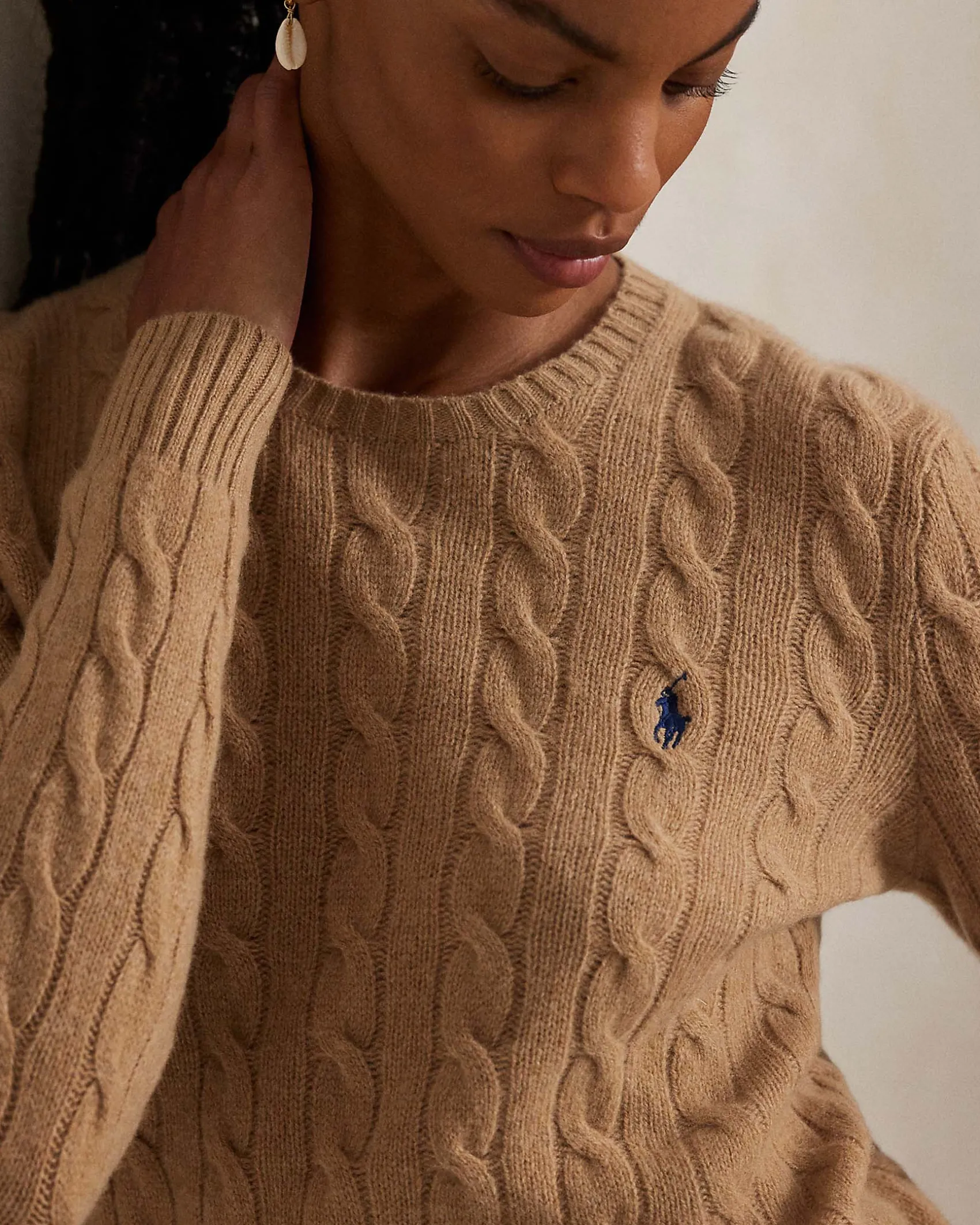 Maglioncino color cammello melange Polo Ralph Lauren in lana e cashmere a trecce con scollo a giro e logo ricamato sul petto