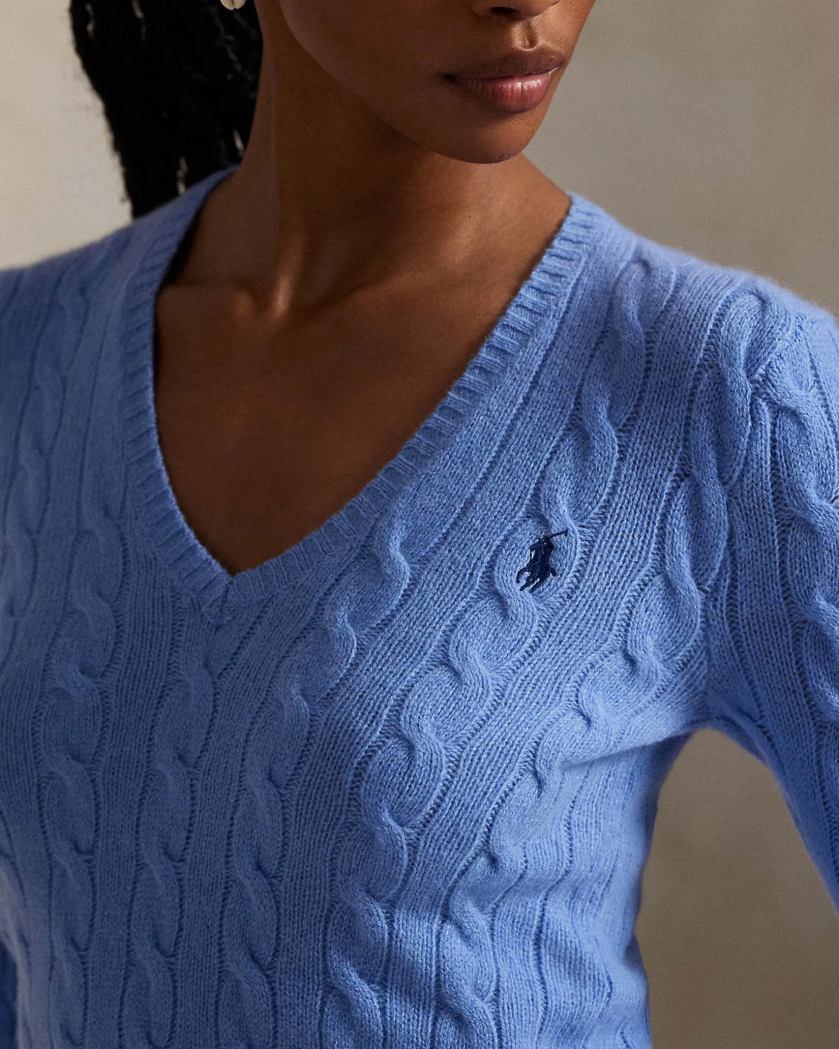 Maglioncino color pervinca Polo Ralph Lauren in lana e cashmere a trecce con scollo a V e logo ricamato sul petto