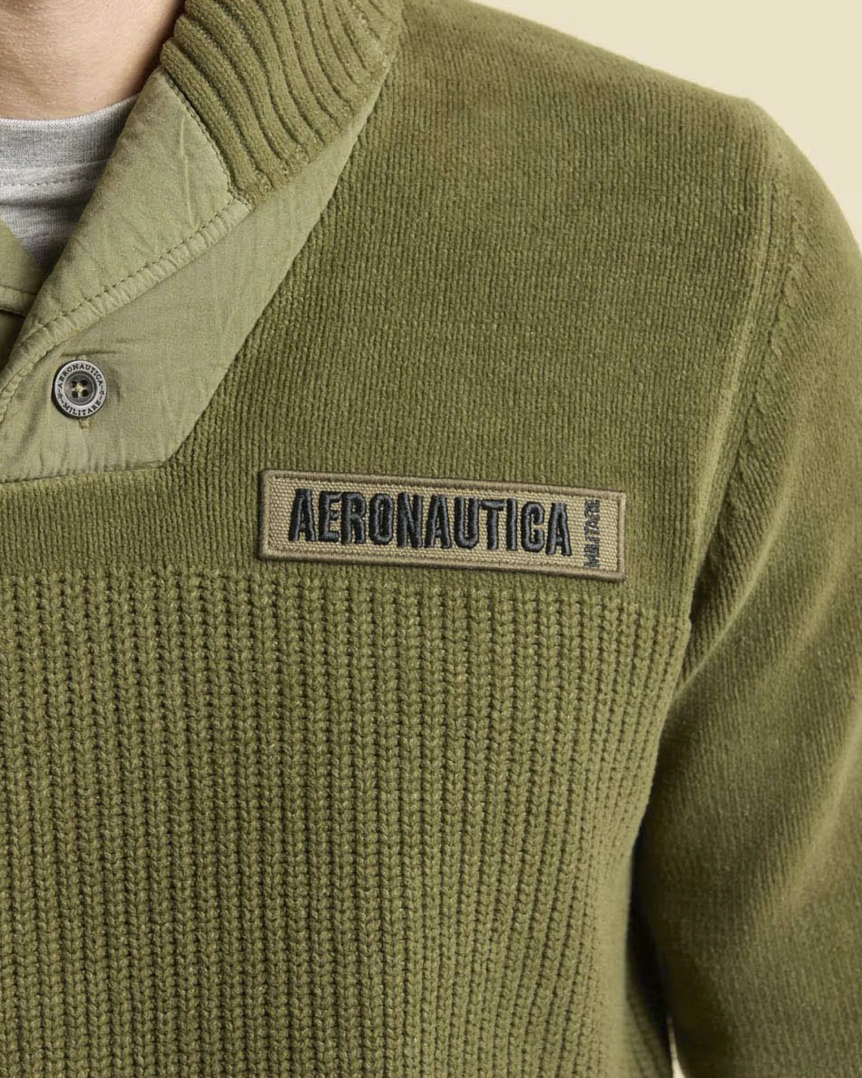 Maglione Aeronautica Militare verde militare in ciniglia con collo a scialle