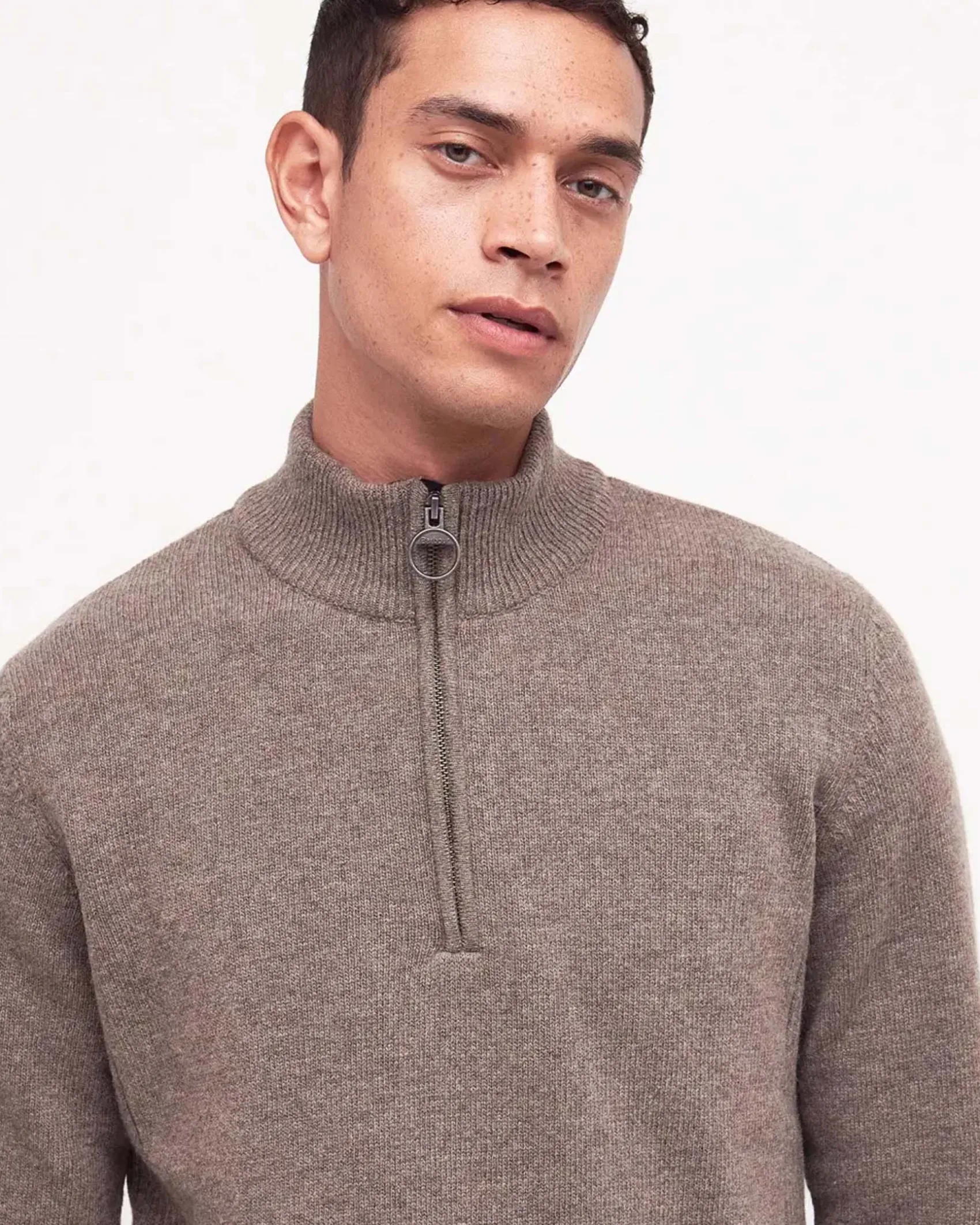 Maglione Barbour color noce in pura lana con apertura a mezza zip