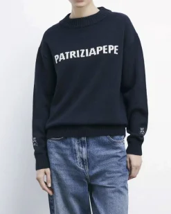 Maglione blu Patrizia Pepe in misto lana con scritta logo jacquard bianca sul davanti