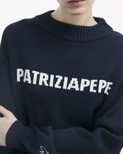 Maglione blu Patrizia Pepe in misto lana con scritta logo jacquard bianca sul davanti