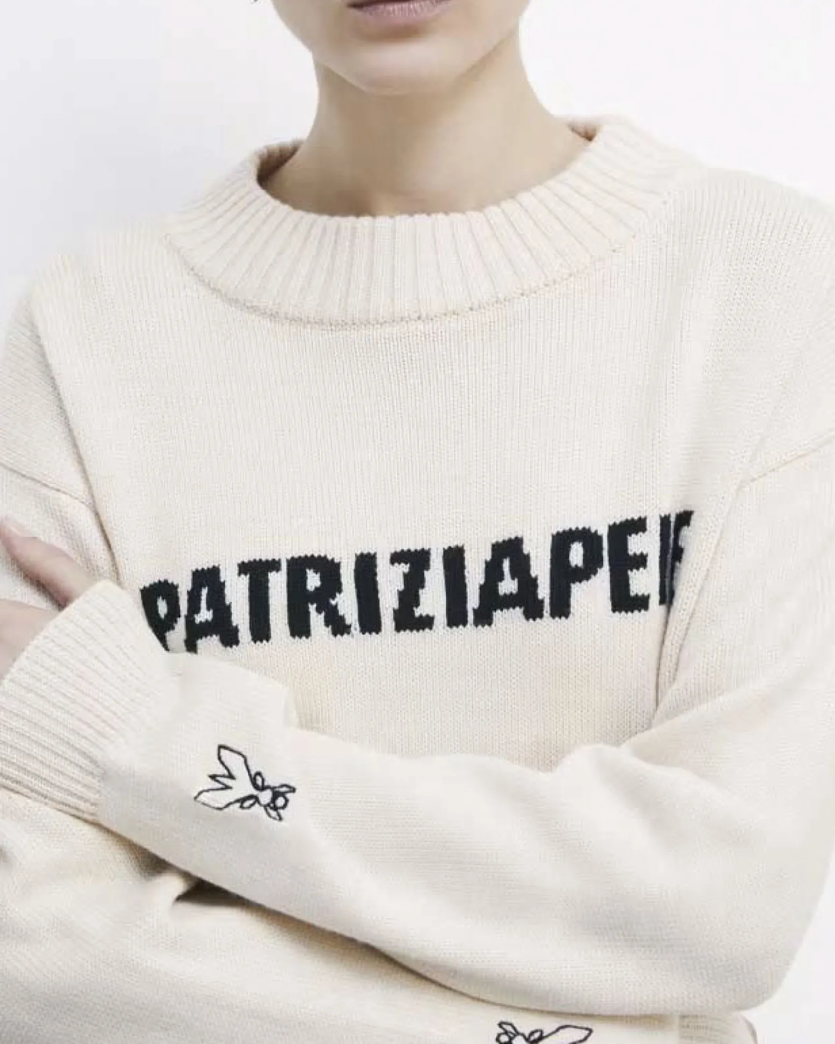 Maglione color avorio Patrizia Pepe in misto lana con scritta logo jacquard nera sul davanti