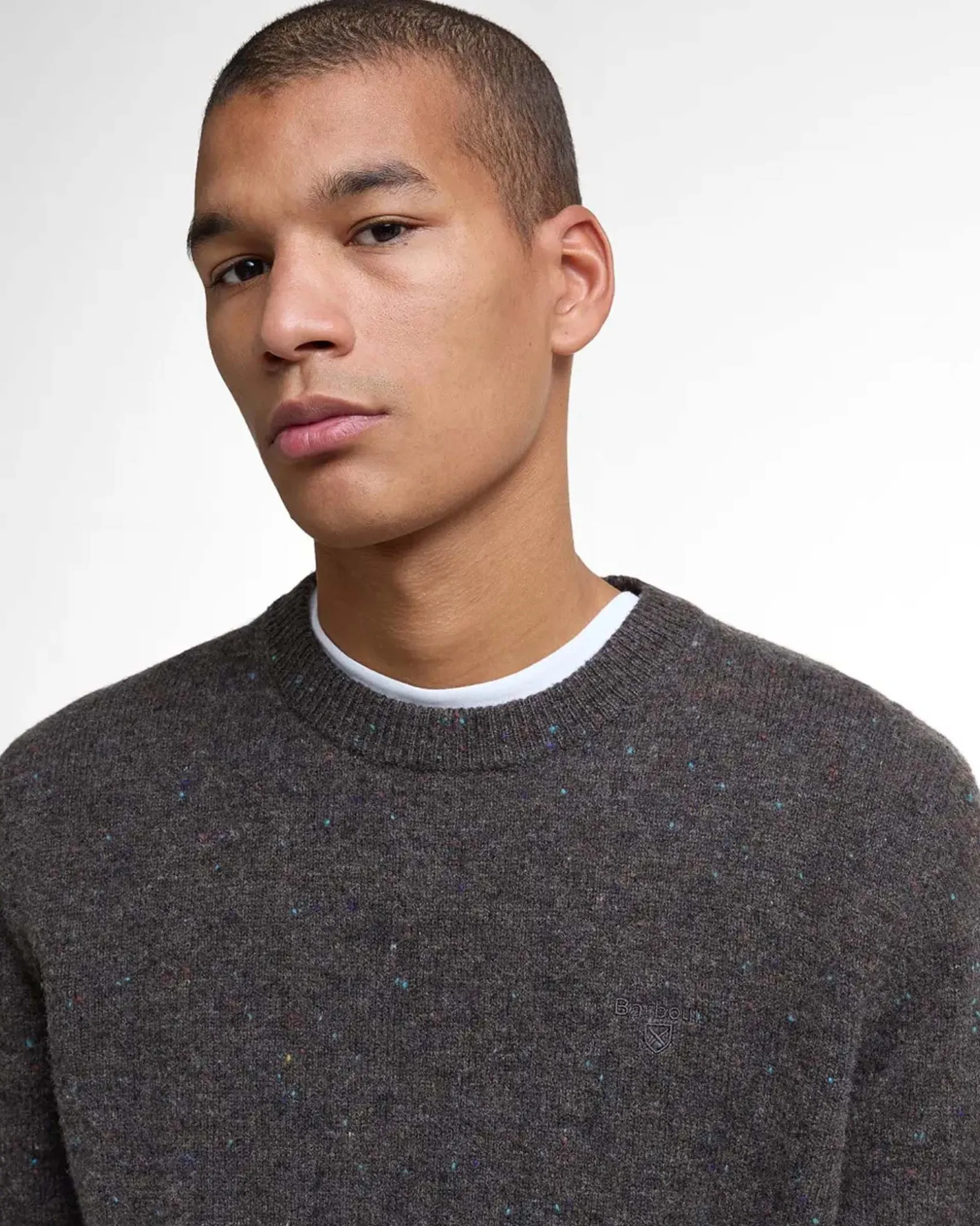 Maglione girocollo Barbour marrone in pura lana bottonata