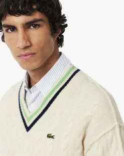 Maglione Lacoste panna in lana a trecce con scollo a V e righe in contrasto