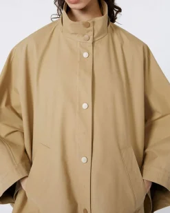 Mantella impermeabile beige in gabardina di cotone MM Max Mara con maniche ampie e cappuccio staccabile