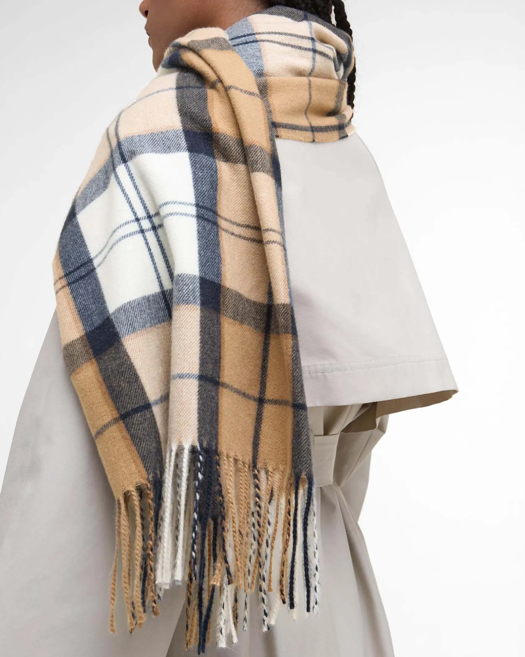 Maxi sciarpa Barbour modello Stanway a fantasia tartan cammello, avorio blu con frange al fondo