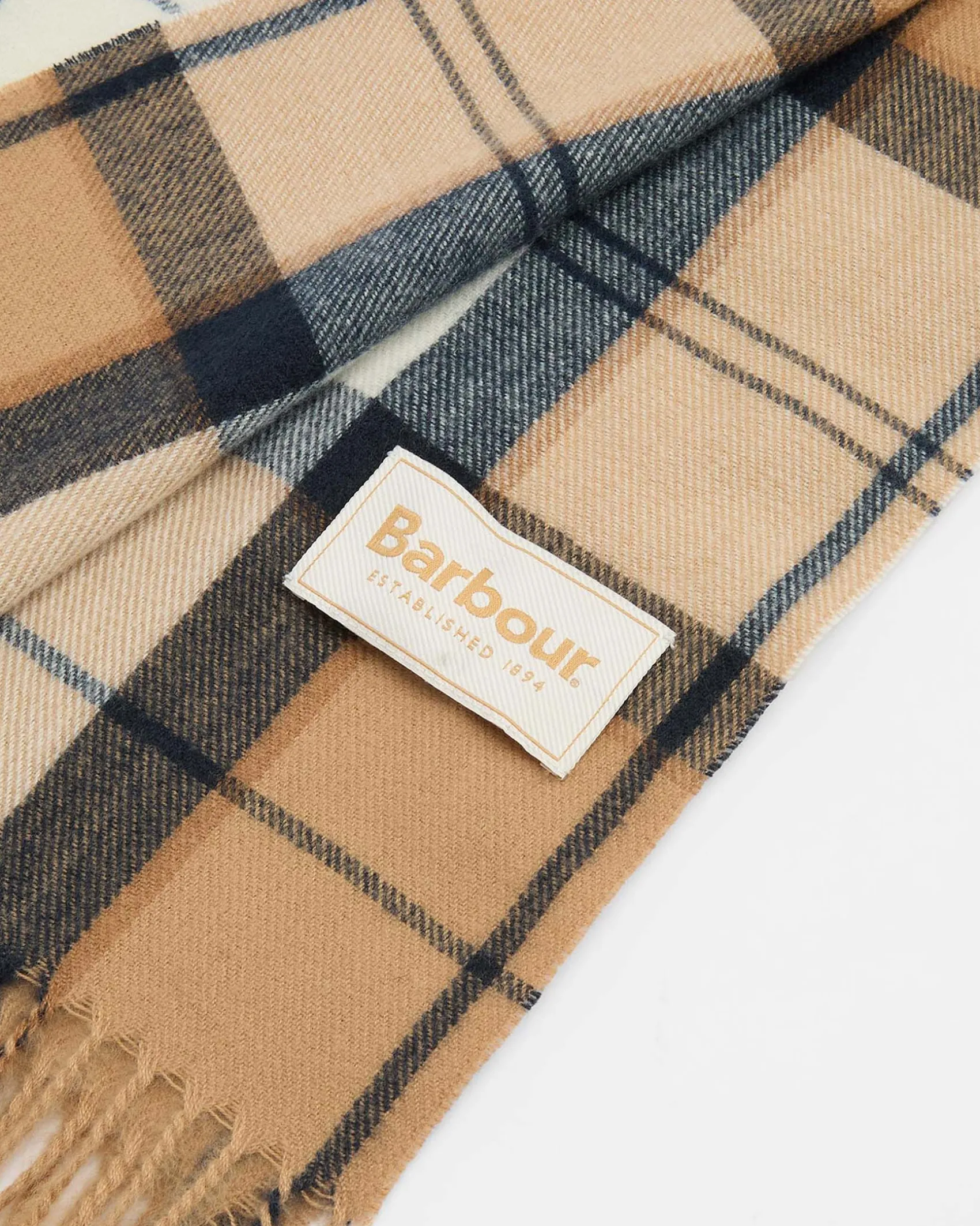 Maxi sciarpa Barbour modello Stanway a fantasia tartan cammello, avorio blu con frange al fondo