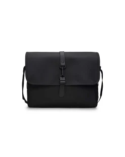 Messenger bag Rains nera in tessuto tecnico impermeabile effetto gommato con chiusura a moschettone sulla patta e tracolla removibile