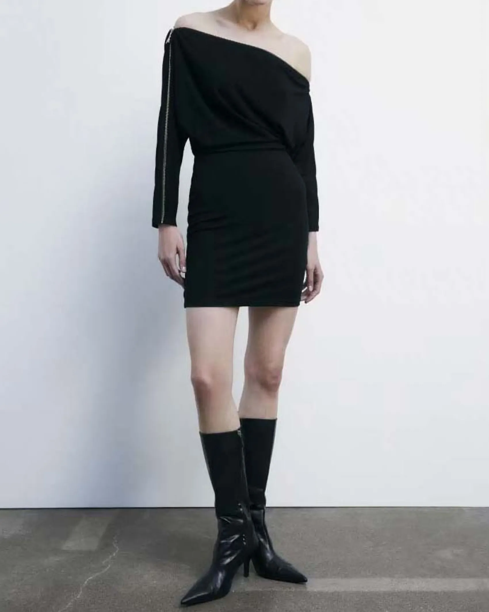 Mini abito nero Patrizia Pepe in jersey di viscosa stretch con maniche lunghe e dettaglio a cerniera sulle spalle
